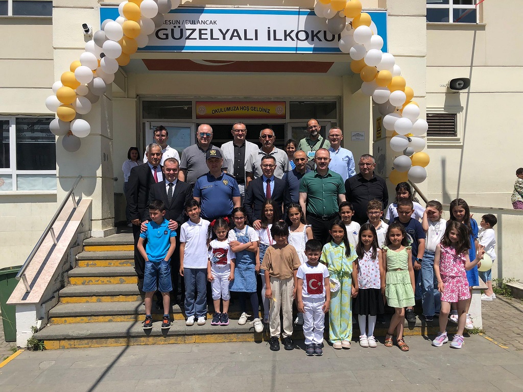 Kaymakamımız Ünal KOÇ Sevgili Öğrencilerimizin Karne Sevincine Ortak Oldu