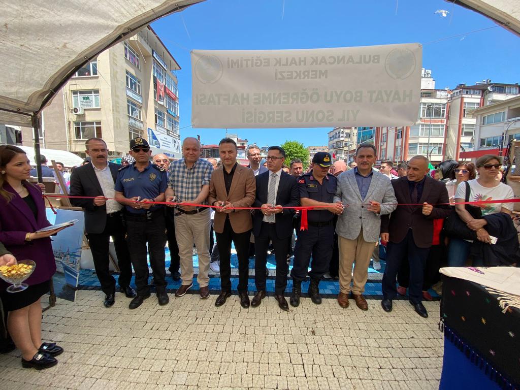 Kaymakamımız Sayın Ünal KOÇ;  Halk Eğitim Merkezinin düzenlemiş olduğu Yıl Sonu Sergisine katıldı.